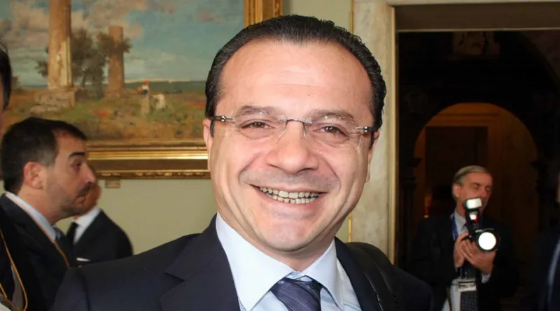DE LUCA scrive e firma le dimissioni e finanche le protocolla. Lo schema del "Al lupo, al lupo" e la "leva" sul Consiglio 1 Cateno De Luca