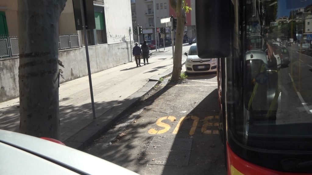 ATM - Quel capolinea pericoloso in via Garibaldi. M5S, "Spostatelo o spostate gli alberi" - LE NOSTRE FOTO 7 capolinea 1