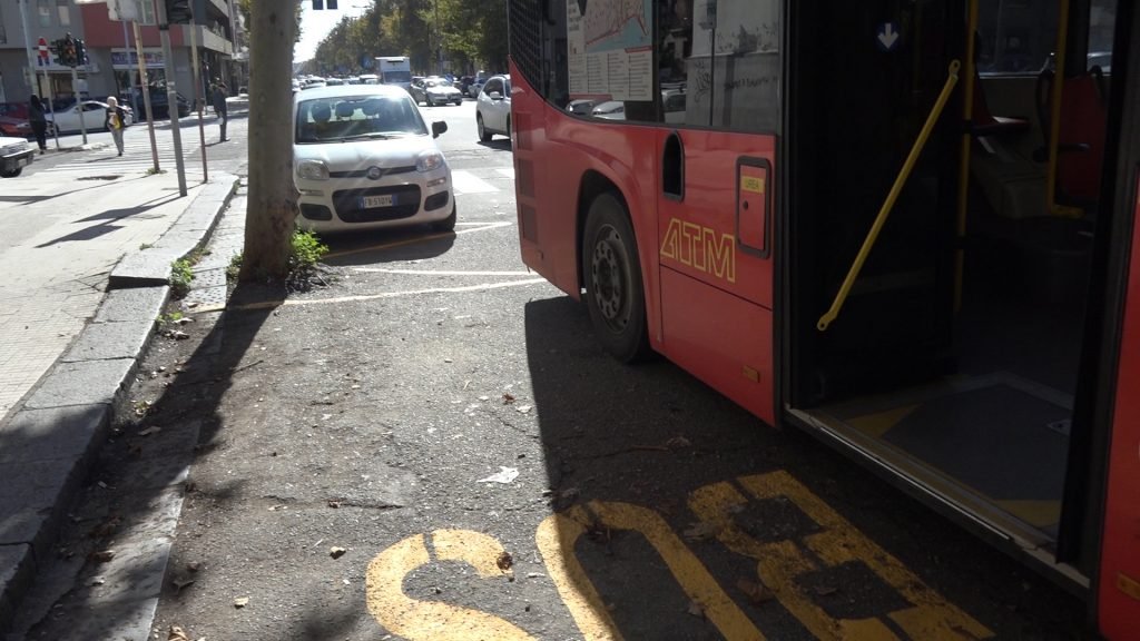 ATM - Quel capolinea pericoloso in via Garibaldi. M5S, "Spostatelo o spostate gli alberi" - LE NOSTRE FOTO 6 capolinea 2