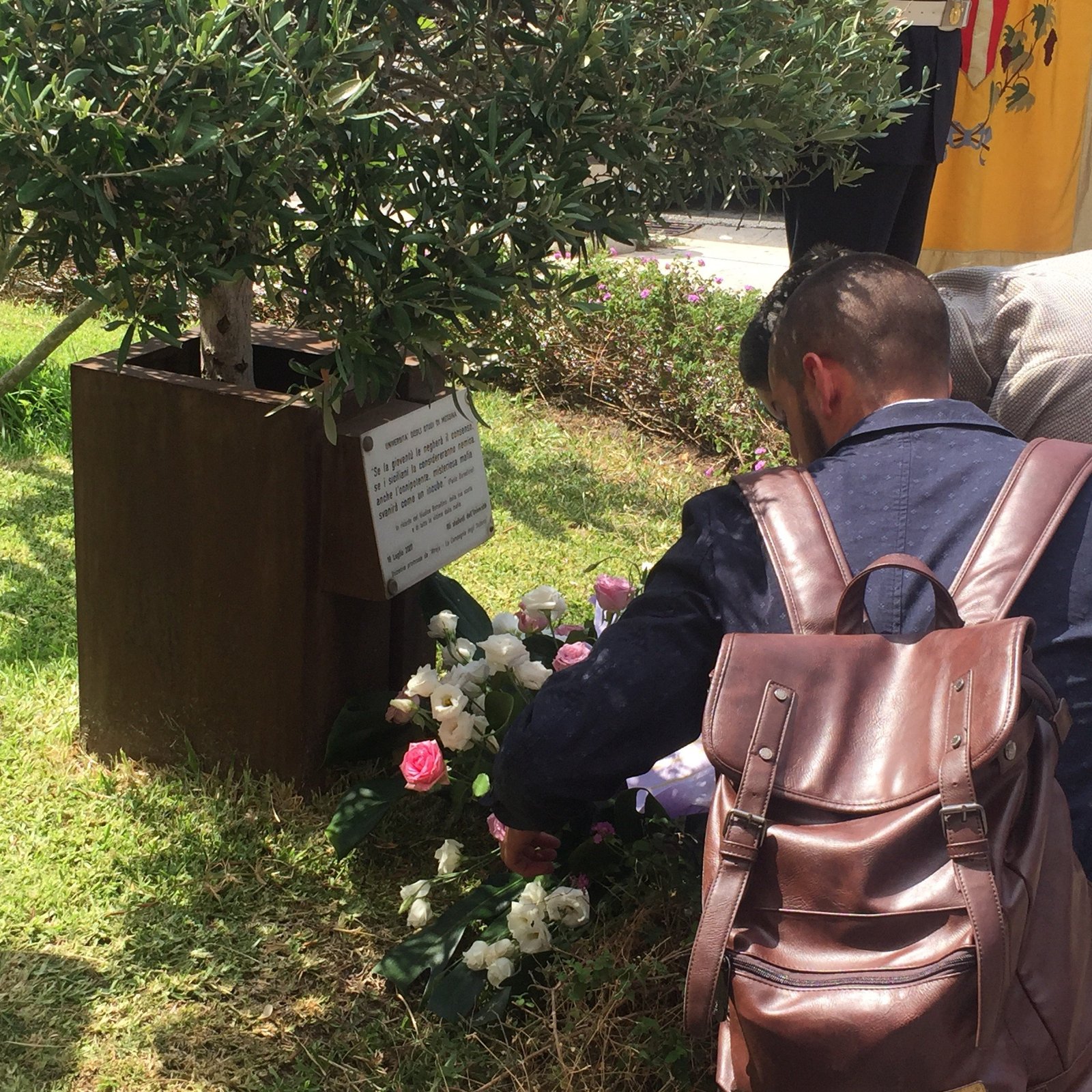 Borsellino: L’Associazione “Atreju” ha deposto un cuscino di fiori presso l’albero d’ulivo dedicato al giudice 1 IMG 9185 1
