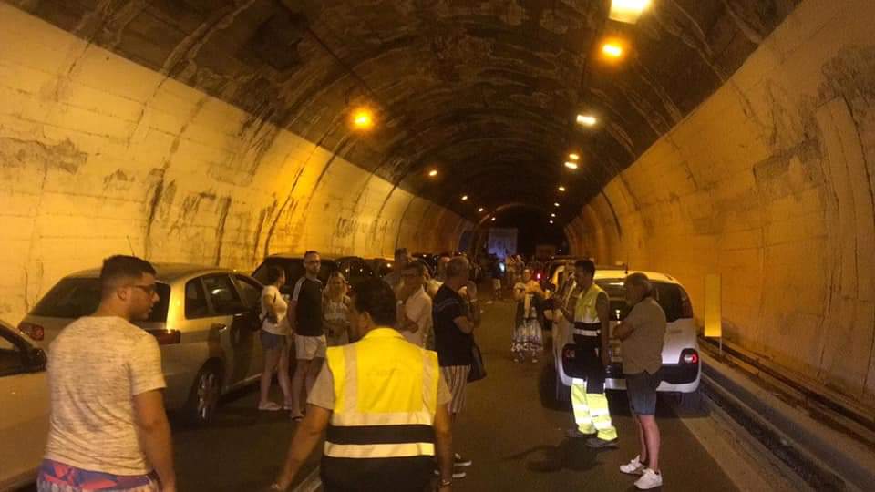 A18: incendio all'altezza di Taormina. Nessun servizio d'ordine, autostrada nel caos. 1 WhatsApp Image 2019 07 21 at 23.30.27