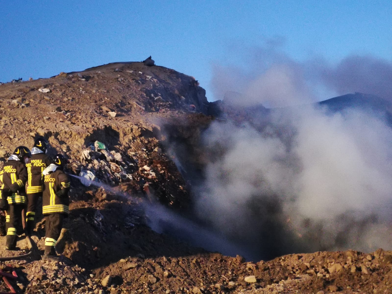 Incendio nella discarica di Mazzarà Sant'Andrea. Una notte infernale per i Vigili del Fuoco 1 WhatsApp Image 2019 07 24 at 07.25.14