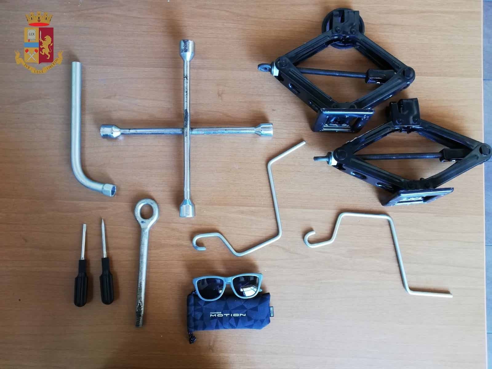 La Polizia di Stato arresta ladro in azione. Due le autovetture prese di mira, già forzate e messe a soqquadro 1 attrezzi scasso
