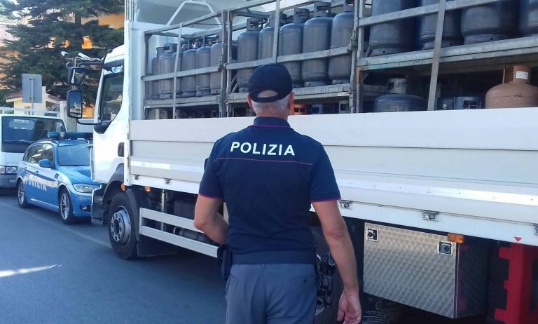 Scoperto deposito abusivo di materiale esplodente. Sequestrati 800 kg di bombole di GPL e denunciata una persona.