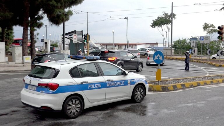Agente della Municipale incastrato in una grata sul viale Giostra: salvato dai Vigili del Fuoco