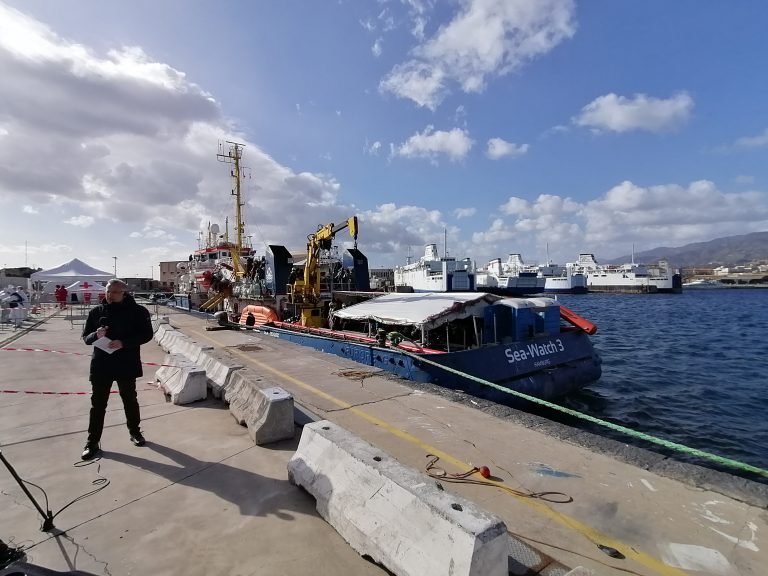 Sea Watch in QUARANTENA nel porto di Messina. Divieto di avvicinamento