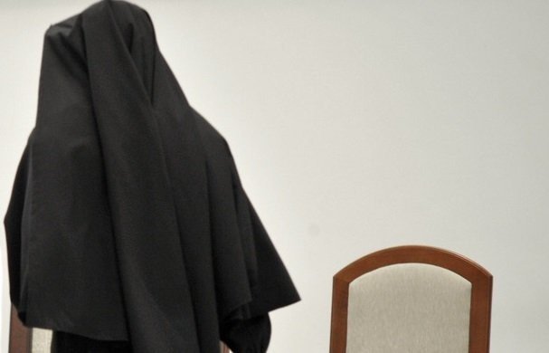 Novella "Sister Act" si spaccia per suora, ma è ricercata dalla Procura di Palermo. 1 nune