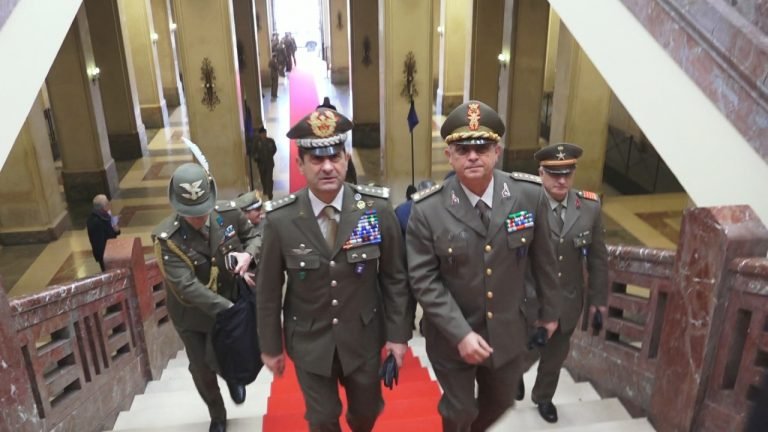 Figliuolo alle Regioni: "Da lunedì vaccino anche ad over 40". Varato il "vademecum del viaggiatore"