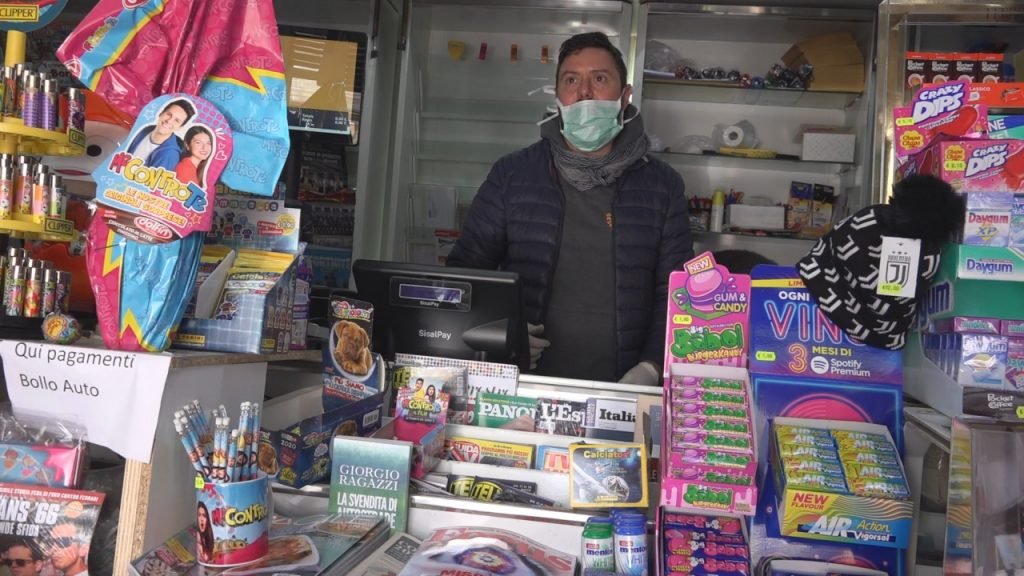 Editoria, dalla Regione contributi a fondo perduto per edicole e agenzie di distribuzione e stampa. Schifani: «Sosteniamo settore strategico» 2 edicolante