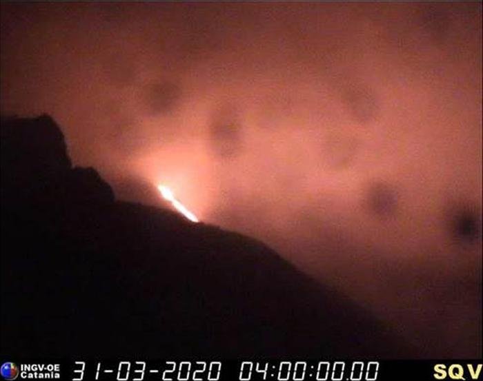Stromboli in eruzione, lava sulla costa 1 stromboli 31 marzo