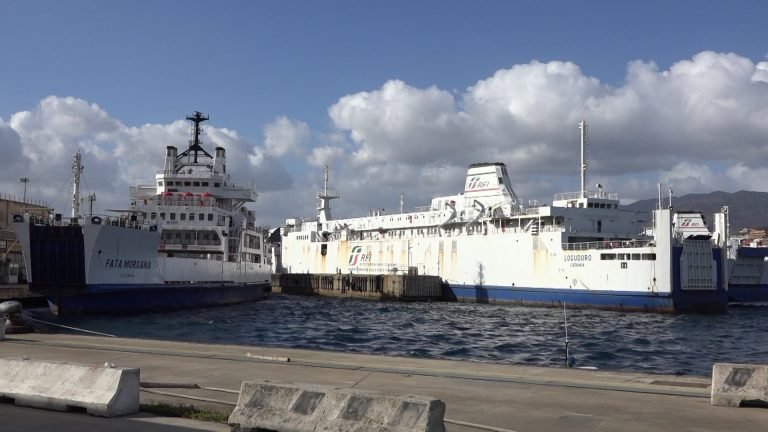 Cade dalla nave traghetto nello Stretto di Messina. Tratto in salvo