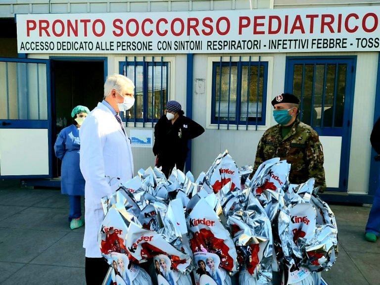 L’Esercito è solidarietà I militari dell’Esercito donano a Catania uova pasquali ai bambini dei reparti oncologici della città