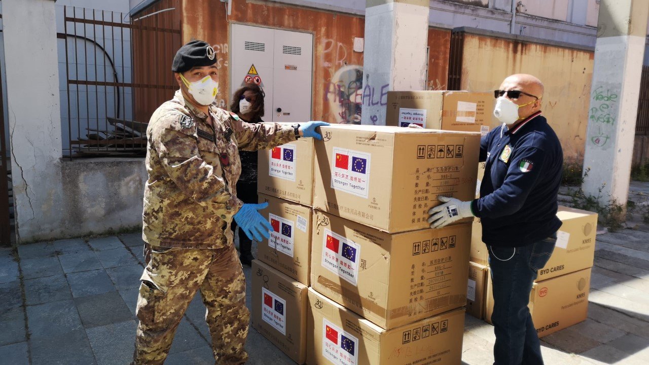 Coronavirus: l’Esercito con l' "AOSTA" in Sicilia supporta la Protezione Civile con 8 tonnellate di materiale per esigenze sanitarie 1 Il reggimento Logistico Aosta supporta la Protezione civile regionale 1