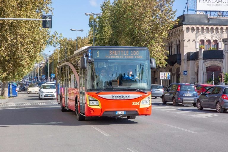 Contesse: anziano cade dall'autobus Atm e batte la testa, soccorso in ambulanza
