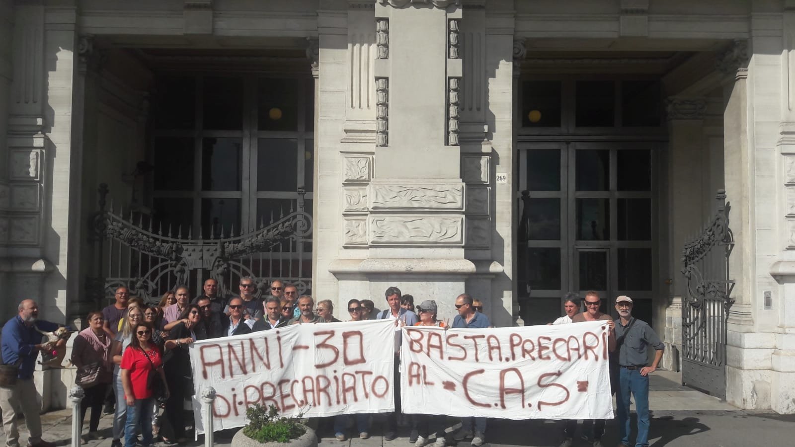 Consorzio CAS, gli ex esattori sul piede di guerra: "Siamo alla fame, questa estate fateci lavorare" 1 Protesta lavoratori CAS