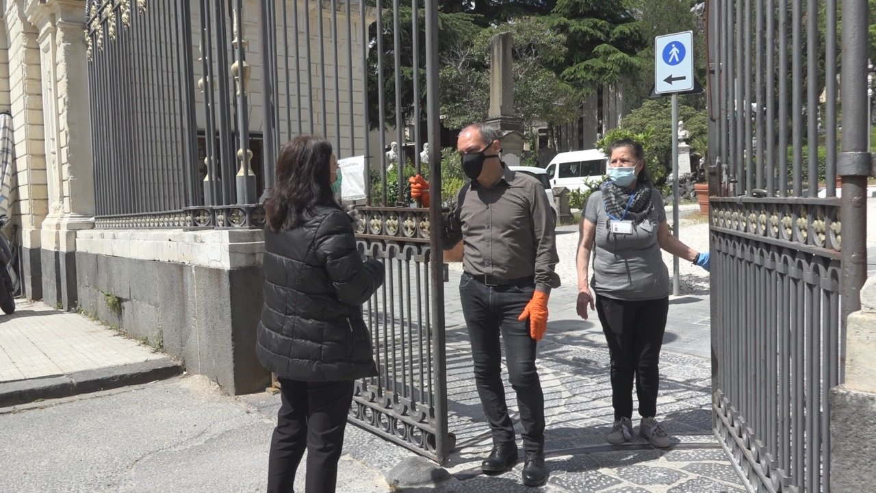 Messina con i cimiteri chiusi. Parenti davanti ai cancelli e fiorai confusi in attesa di chiarimenti dal Sindaco 1 Still0504 00023