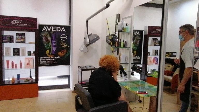 Ripartenza per barbieri e parrucchieri. Prenotazioni e sicurezza igienica
