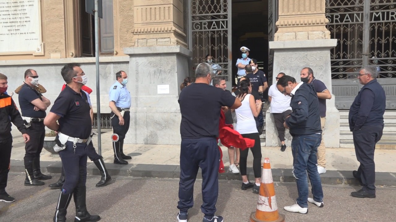 Palazzo Zanca: la rabbia degli ambulanti, "Basta sequestri, dateci una stabilità!". Musolino, "a breve in Consiglio la decisione" 1 ambulanti 4