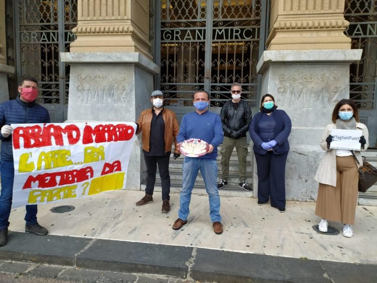 Fase 2: De Luca agli operatori servizi alla persona, "Domani presenterò misure in loro sostegno"