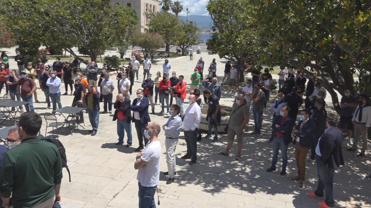 VIDEO - La protesta dei commercianti contro la burocrazia che ingessa la ripresa 29 piazza commercianti