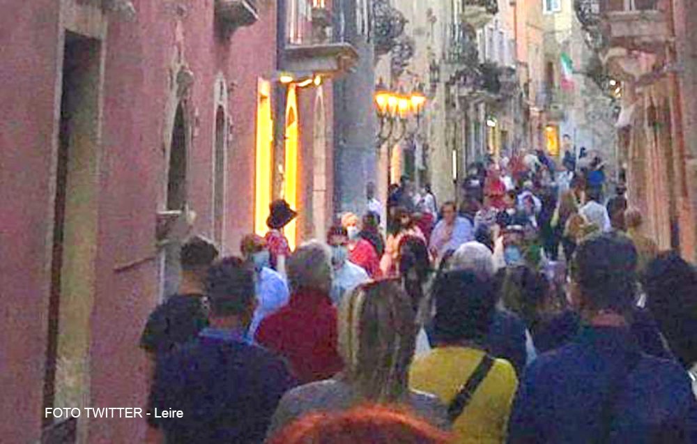 FOTO NOTIZIA - Taormina, questo non è distanziamento sociale! Peggio che in discoteca. 1 taoprmina