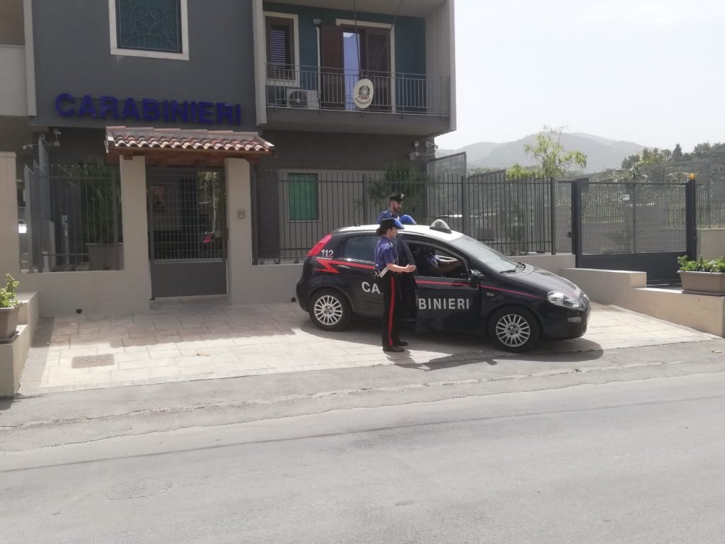 BROLO: ACCOLTELLATO UN UOMO IN CENTRO, INDAGINI DEI CARABINIERI 2 Carabinieri BARCELLONA P.G.