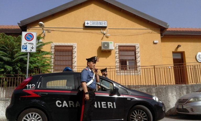 SORPRESO MENTRE RECUPERA UN INVOLUCRO DI COCAINA DA UN TETTO. 38ENNE ARRESTATO DAI CARABINIERI