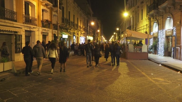 Il coprifuoco da domani slitta a mezzanotte, altre quattro regioni bianche