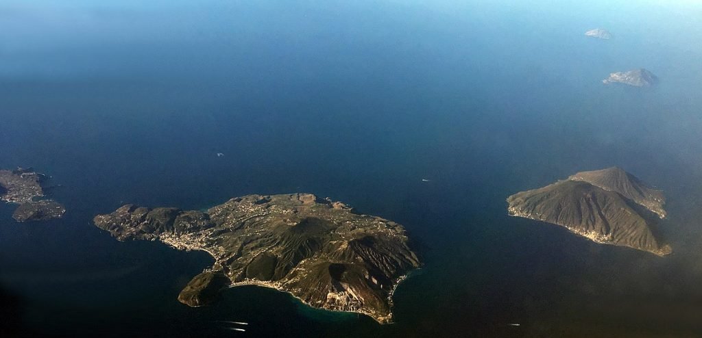 Isole minori, si costruisce un nuovo traghetto a Palermo. 1 1200px Isole Eolie dallalto