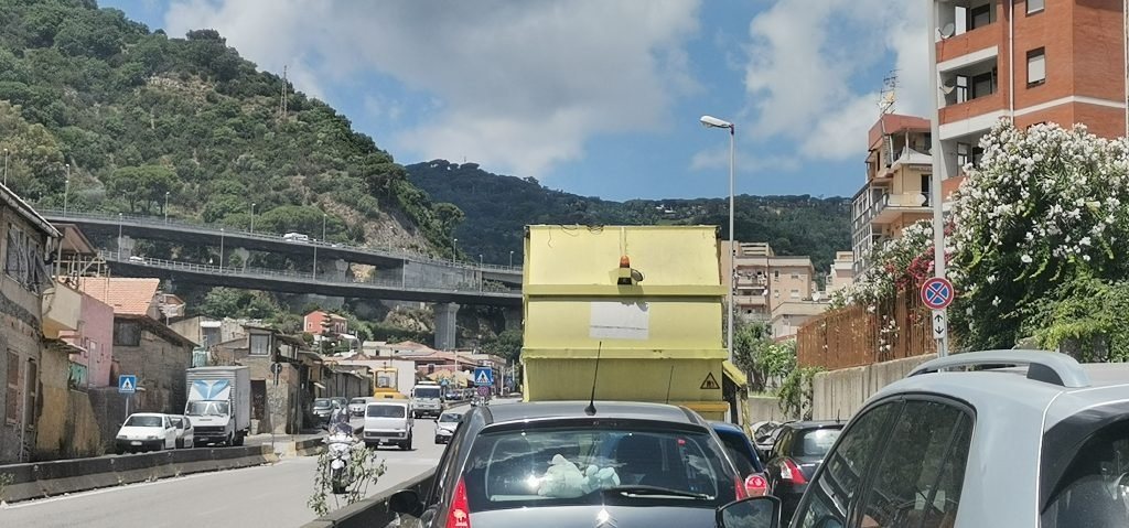 VIADOTTO RITIRO, CON 17 OPERAI IMPEGNTI NEL CANTIERE E’ IMPOSSIBILE FINIRE L’OPERA ENTRO GIUGNO 2024. LA CITTA’ PRETENDE CHIAREZZA E TEMPI CERTI 2 code sul viale giostra
