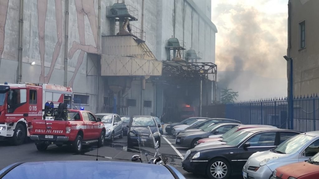 VIDEO - Incendio all'Autoparco Comunale: in fiamme un furgone ed un'auto. Matrice da comprendere. 5 WhatsApp Image 2020 07 02 at 19.58.22 2