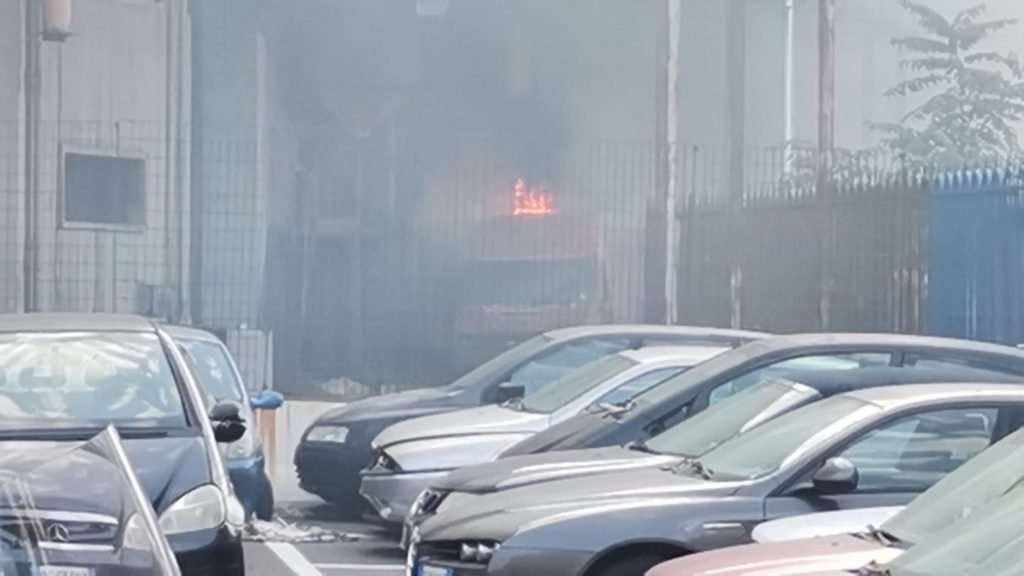 VIDEO - Incendio all'Autoparco Comunale: in fiamme un furgone ed un'auto. Matrice da comprendere. 3 WhatsApp Image 2020 07 02 at 19.58.22 4