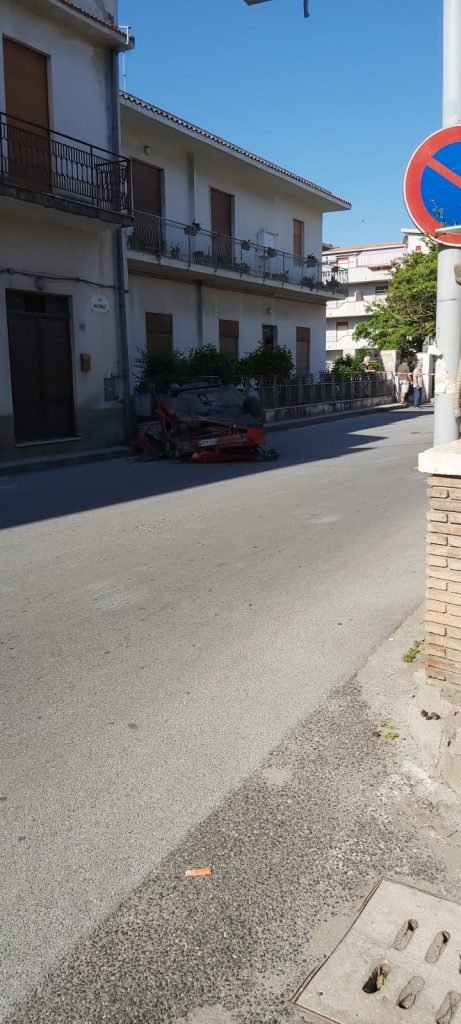 Falcone (Me) - Auto si ribalta in via Nazionale 4 WhatsApp Image 2020 07 12 at 09.16.26 2