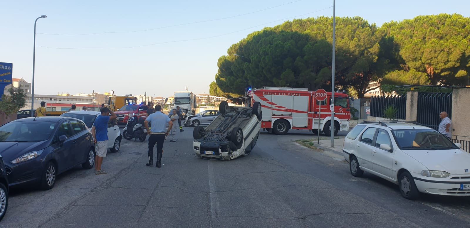 Auto si ribalta sulla Statale 114. due feriti 1 incidente via livatino