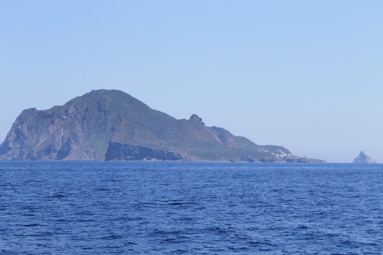 I bambini di Panarea e la scuola a metà