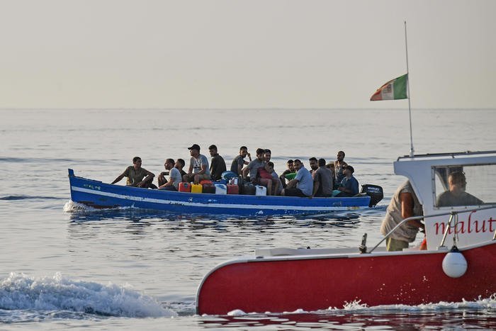 Migranti - Sbarcati oggi in 200 a Lampedusa. Hotspot al collasso: 910 su capienza di 95 posti 1 be919bfe543b13bafc21f451daa3c600