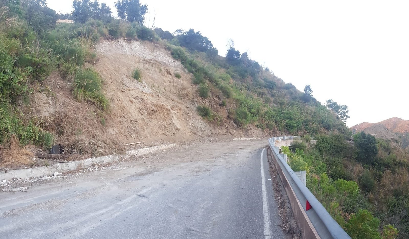 Strada San Michele Portella vicina la riapertura: stamattina importante lavoro di pulizia straordinaria 1 portella7