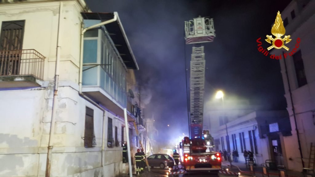 VIDEO - Incendio in abitazione in via Conte di Torino 13 01E18794 8891 4B0E 8FC8 892181146A7F