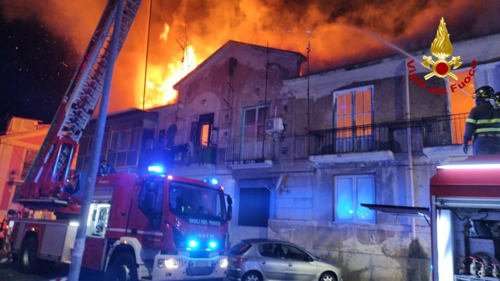 VIDEO - Incendio in abitazione in via Conte di Torino 9 53FE87F4 C9A1 4904 8F94 00119E8C4CA6