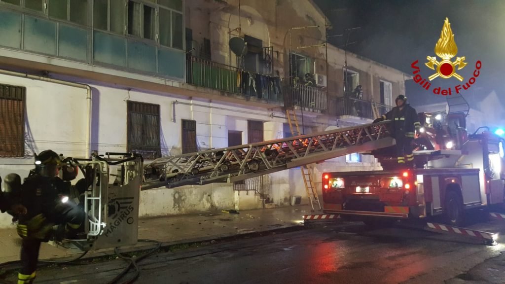 VIDEO - Incendio in abitazione in via Conte di Torino 14 B3253BC1 BA12 4476 BDC3 6D21EE4E5487