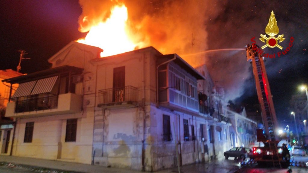 VIDEO - Incendio in abitazione in via Conte di Torino 8 BB031F90 6F44 4010 AE8E 6E327310EA6E
