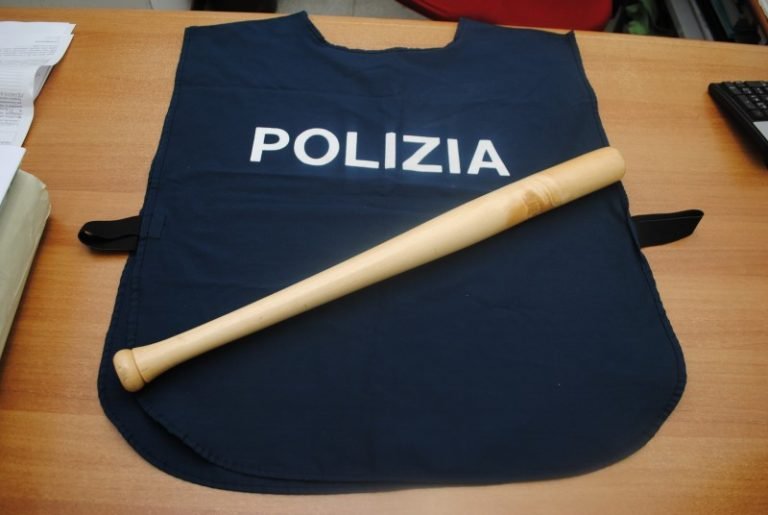 In auto con una mazza da baseball nel bagagliaio. La Polizia denuncia due persone.
