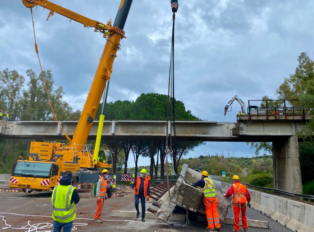 VIDEO - Demolito il primo dei due cavalcavia della A20 2 svaratura cavalcavia 3