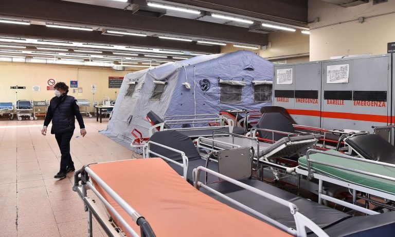 Famiglia in isolamento: il 118 "Chiami solo se rischio vita. Nessun posto in ospedale a Messina". Abbiamo sprecato l'estate!