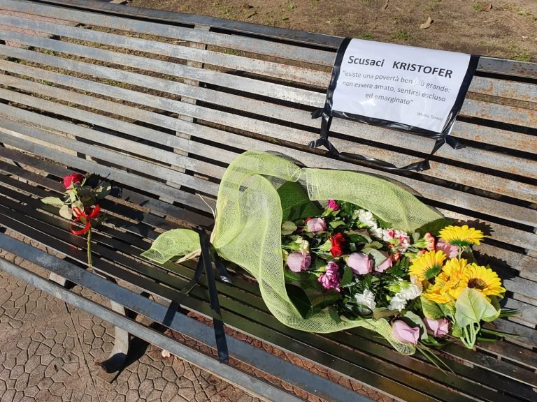 Un cartello di scuse per Christopher, il clochard morto a piazza Stazione