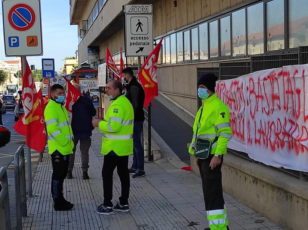 ATM - La protesta degli addetti alle pulizie dei bus, "Cinque minuti a mezzo e senza sanificazione preventiva" 5 IMG 20201202 111748