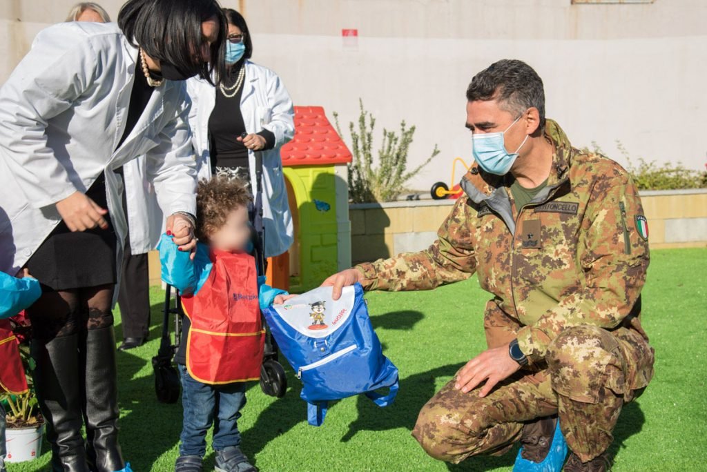 Dossier & Approfondimenti - Asili Nido a Messina: la guerra dei numeri. I posti disponibili tra annunci e realtà dalle Giunte Accorinti a Basile, passando per De Luca 3 Il generale Bertoncello consegna un dono natalizio ai bambini dellasilo Lupetto Vittorio 2