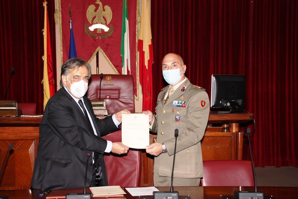Palermo ringrazia il 4° reggimento genio guastatori per il coraggio e la professionalità 1 Il sindaco di Palermo consegna la Preziosa Tessera al comandante del 4° reggimento Genio Guastatori