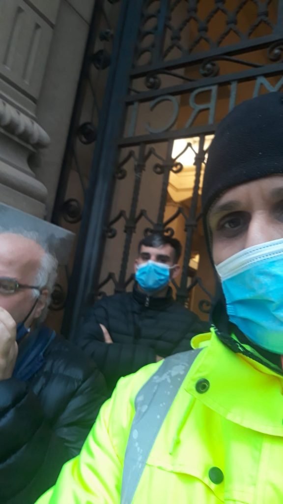 ATM - Gli addetti alla pulizia dei bus in protesta. Ma gli assessori ed il Sindaco non li ricevono. 4 WhatsApp Image 2020 12 03 at 12.50.49