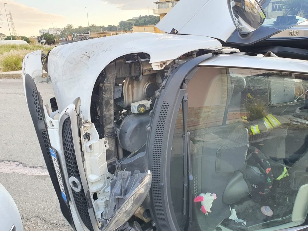 GAZZI - Smart si ribalta e colpisce due auto parcheggiate. Sarebbe fuggito conducente di altra vettura coinvolta 9 WhatsApp Image 2020 12 23 at 15.31.03 1
